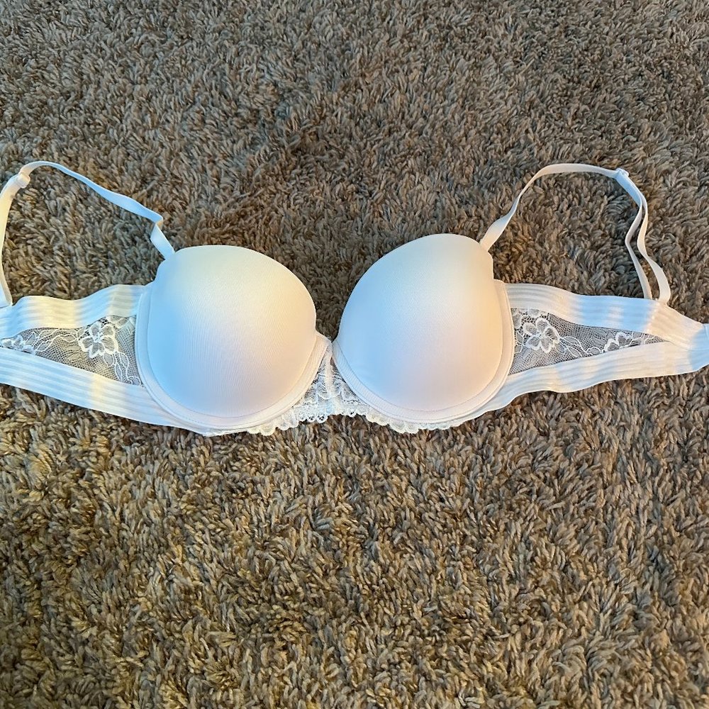 Womens' white lace push-up bra